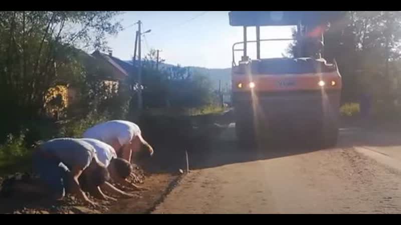 Львовщина, молодые на коленях благодарят за ремонт дороги