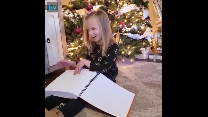 Эта девочка слепая и она очень любит гарри поттера, её тетя подарила ей все части книг, написанные шрифтом брайля