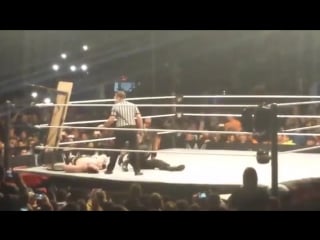 Рейнс провел spear на стол шеймусу