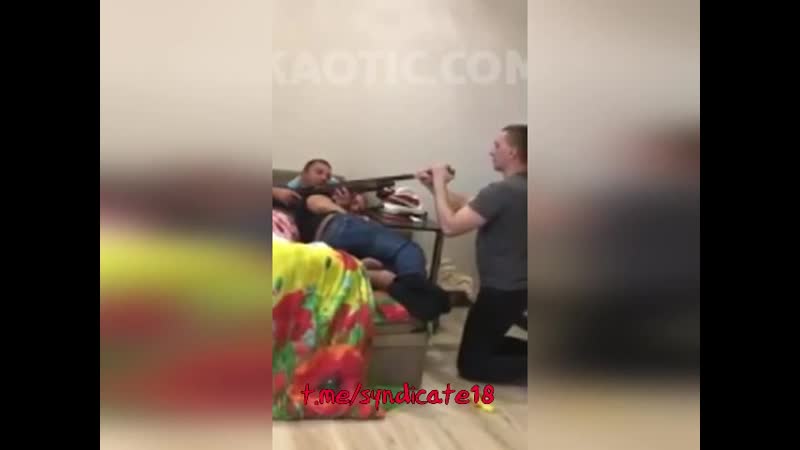 Вписка пьяные игры с ружьём, выстрелил товарищу в лицо, жёстко, бухаем, несчастный случай