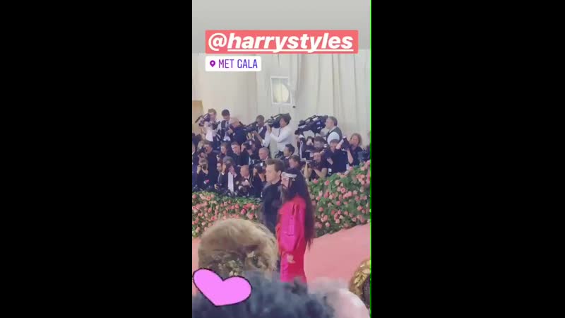 Гарри стайлс и алессандро микеле на розовой дорожке met gala, 06/05
