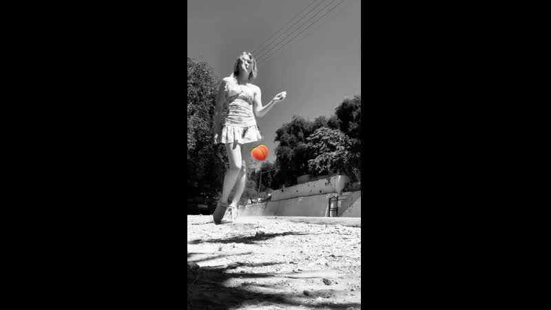 Freya allan показала свой персик