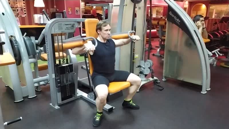 Разводка сидя в дельт машине