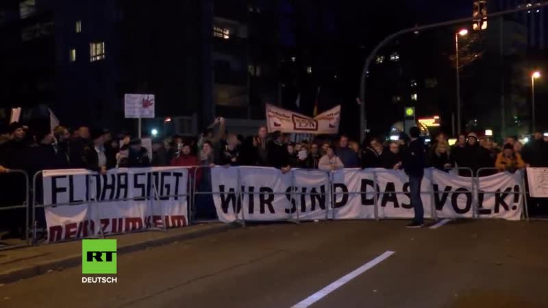 Über 1 200 menschen nehmen an rechten protesten teil, während merkel chemnitz besucht