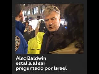 Furioso alec baldwin encara a un manifestante propalestino