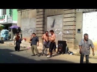 Бездомные в колумбии танцуют под фанки таун / a small street party in colombia homeless are partying on the funky town