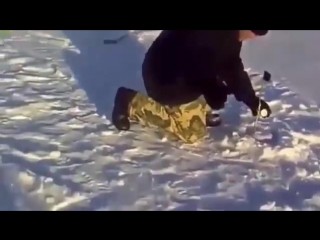 Любитель подледного лова