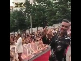 Qt @thexfactor a great reception for @robbiewilliams and ayda field on their arrival today xfactor robbiewilliams