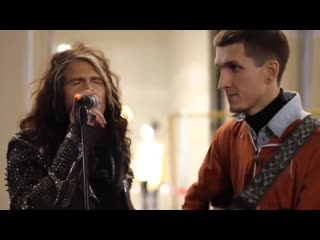 Impresionante steven tyler de aerosmith sorprende a un músico callejero