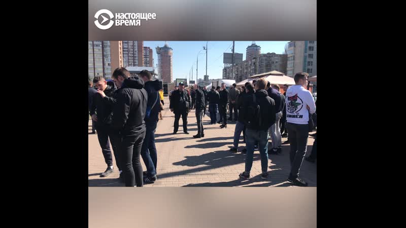 Неизвестные люди в спортивных костюмах пришли под цик украины