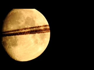 Flugzeug vor mond und planeten