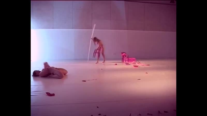 Танцуют на сцене абсолютно голые