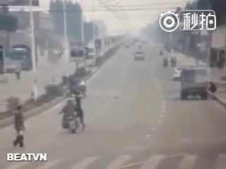 Insurance scammer nearly costs a husband and wife on a motorcycle their lives