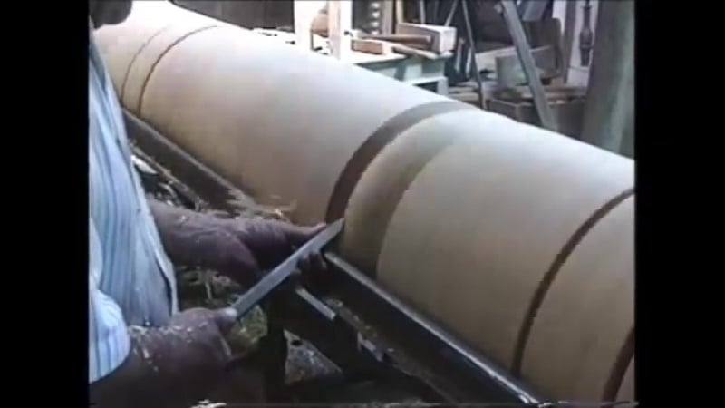 Интересное видео работы с большим бревном на токарном станке