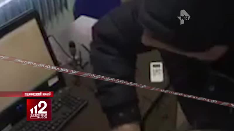 Хватает за горло и наносит ножом удар за ударом видео!