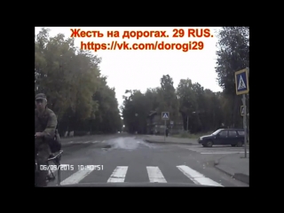 Северодвинск сумасшедший на велосипеде, ещё и рукой у виска машет!