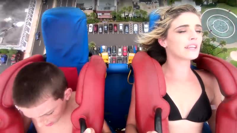 Мама и сын получили незабываемые впечатления от полета на аттракционе "катапульта"