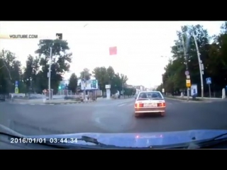 От столкновения с джипом легковой автомобиль отбросило на 15 метров