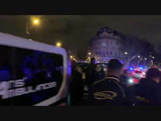 Direct blocage surprise de plusieurs centaines d’ambulanciers en colère devant l’assemblée nationa mp4