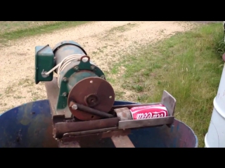 Aluminum pop can pitman drive crusher