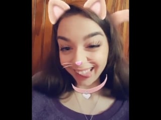 Tali dova кривляется перед камерой