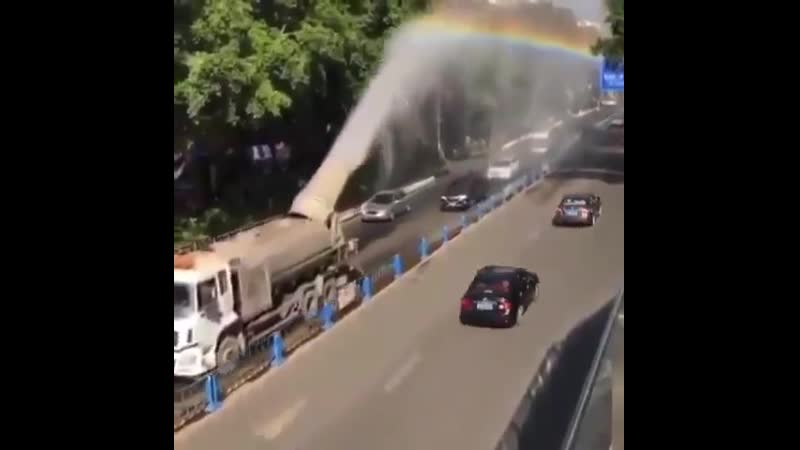 Он делает радугу