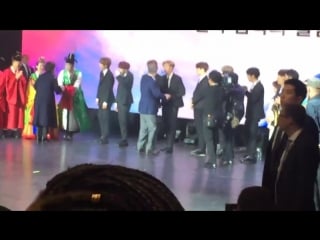 [181014] bts shaking hands and hugging the president and the first lady of south korea