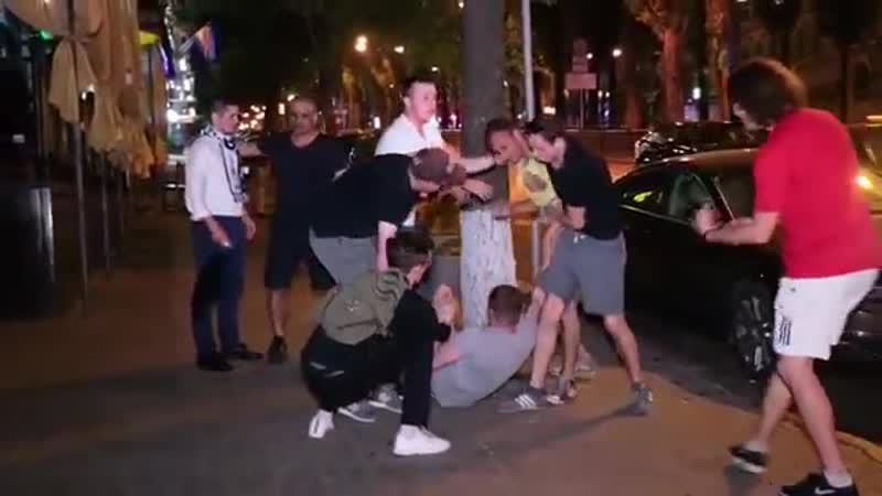 (18+) в киеве возле портера подрались 15 человек фанаты "ливерпуля" бросались камнями и бокалами