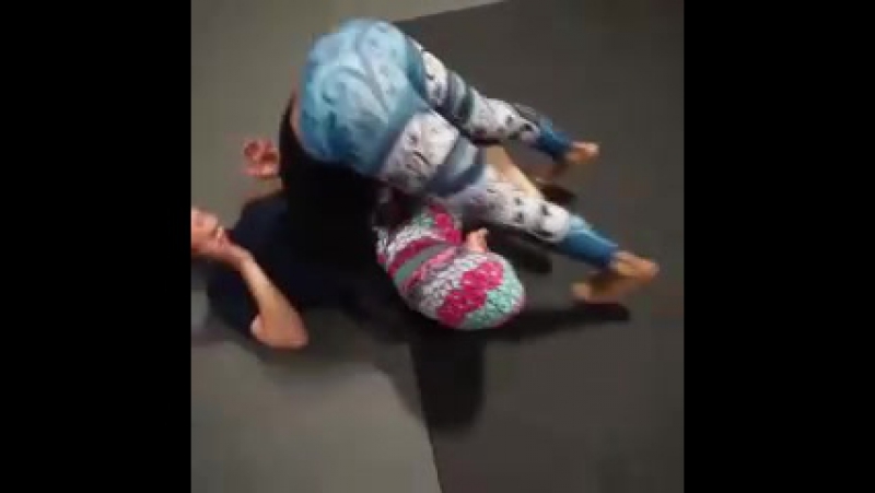 Девушки демонстрируют приемы из джиу джитсу