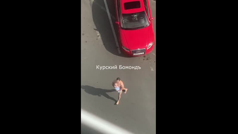 Голый батя на майском бульваре