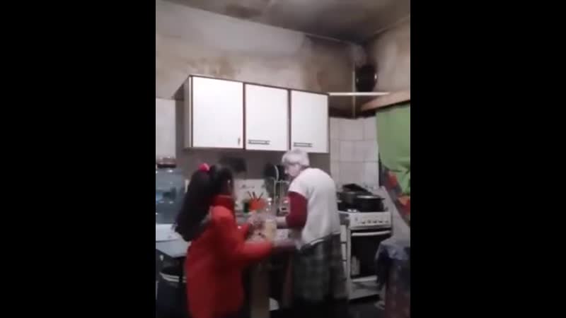 Внучка и бабуля зажгли! ))