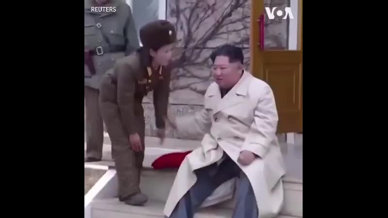 Радостный ким чен ын в окружении женщин военных попал на видео