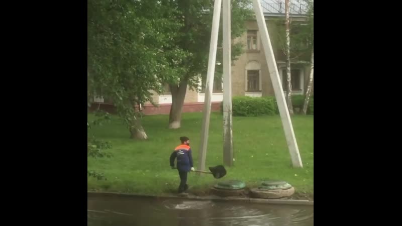Лопата против стихии в москве