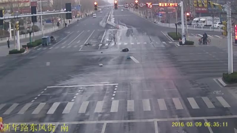 Все бросились помогать людям китая не чуждо сострадание по ходу, он до сих пор там лежит