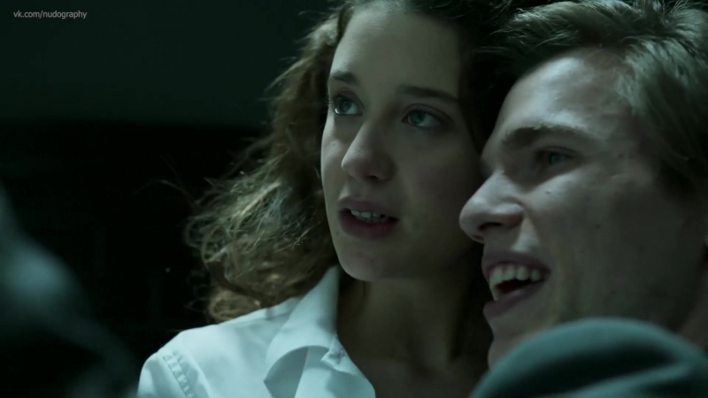 Мария педраса (maría pedraza) голая в сериале "бумажный дом" (la casa de papel, money heist, 2017) сезон 1 / серия 1 (s01e01)