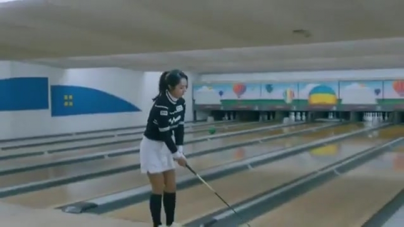 Гольфистка минг ким сыграла в боулинг привычным для себя способом