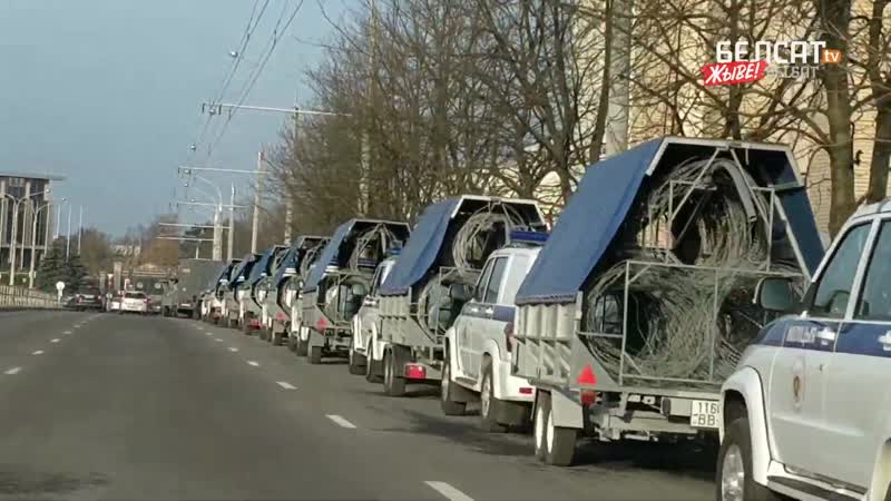 У дворца независимости колонна военной техники с бойцами <#белсат>