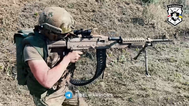 Боец полка калиновского ведет огонь из американского пулемета м240