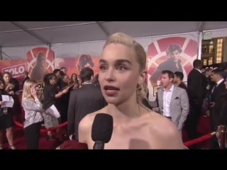 Entrevista com emilia clarke no tapete vermelho