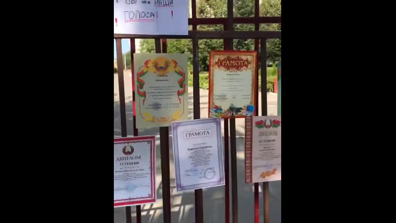 Выпускники школ белоруссии несут свои грамоты и ленточки к школам