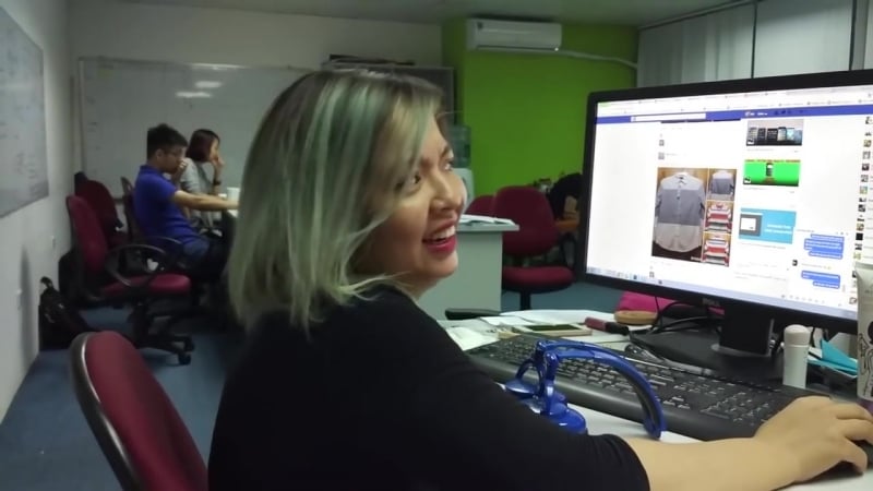 Молодые песенка крошки енота от улыбки устами вьетнамской девушки