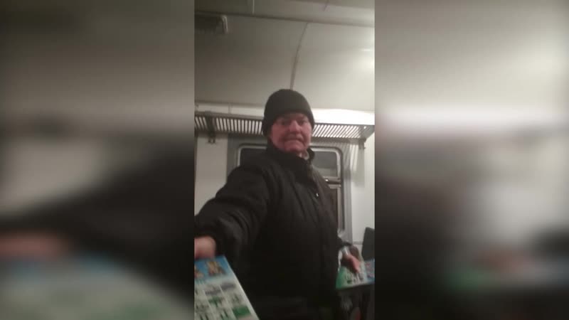 В поезде брест барановичи "глухонемая" пьяная попрошайка продаёт по 3 рубля магнитики с иконками