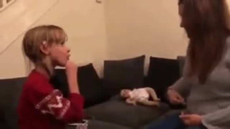 Трогательное видео, как глухонемая девочка узнаёт, что она скоро станет старшей сестрой