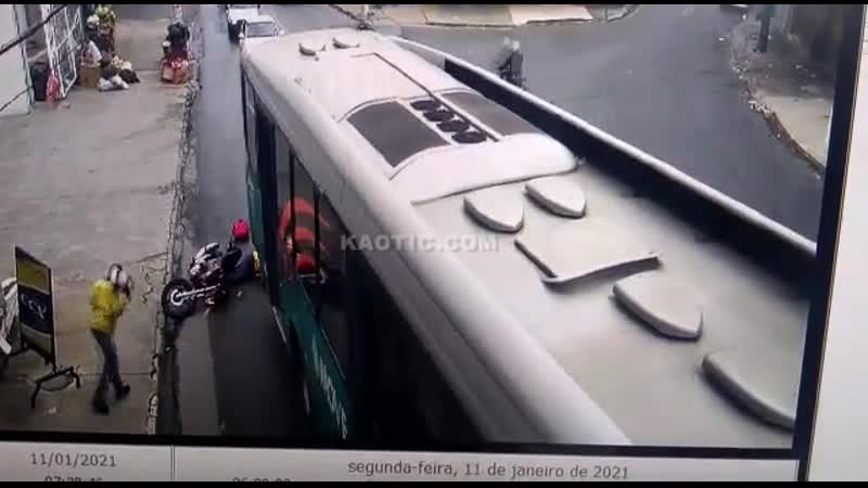 Парочка на байке куда то очень сильно спешила и попыталась проскочить между автобусом и бордюром