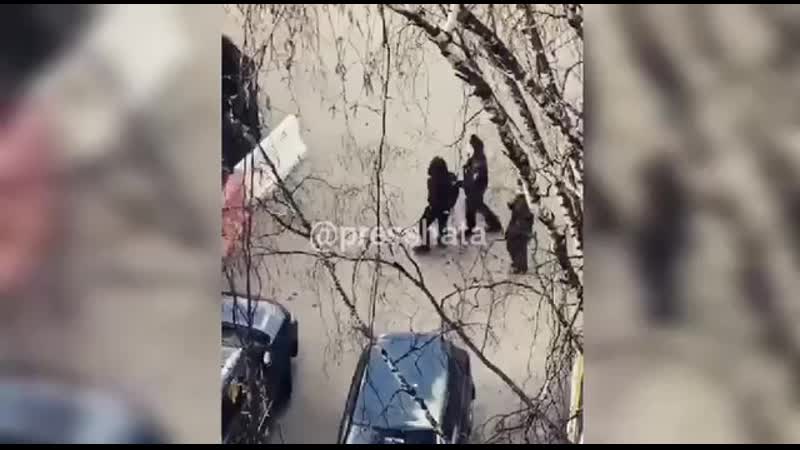 Вместо документов, мусора (не путать с полицейскими) в московском бирюлево предъявили дядьке нокаутирующий джеб