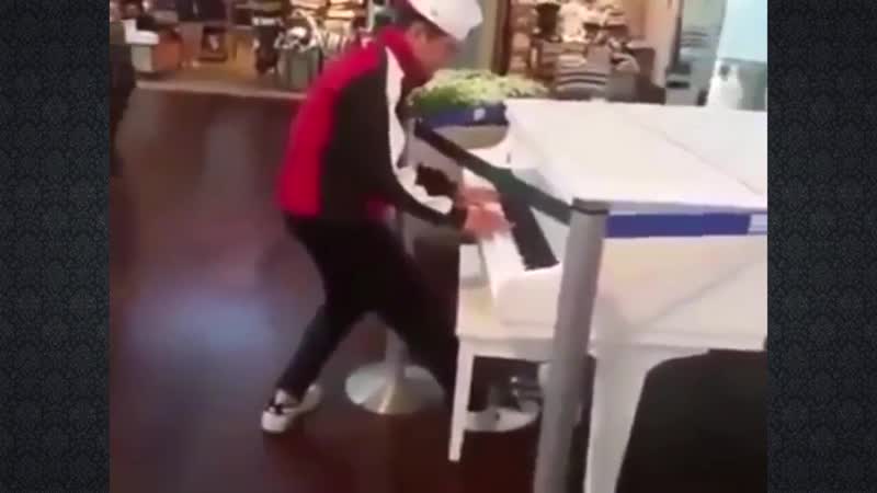 Парень просто проходил мимо пианино the guy was just passing by piano