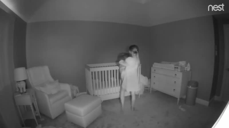 Мама решила положить своего малыша в кроватку, но немного не рассчитала