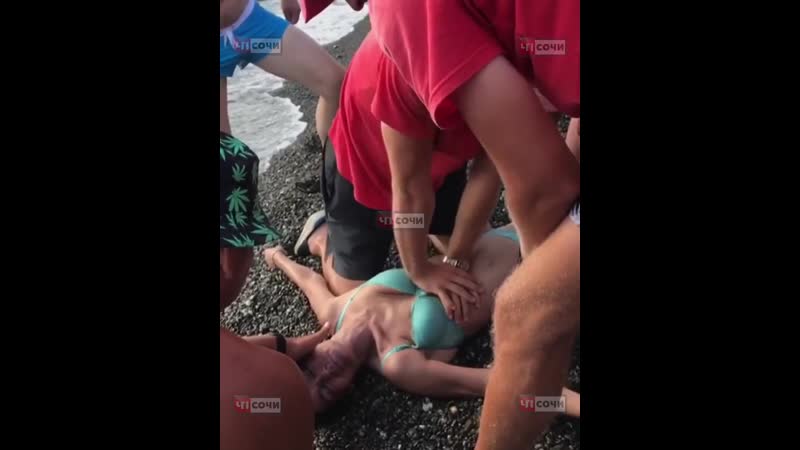 В сочи на пляже едва не утонула женщина