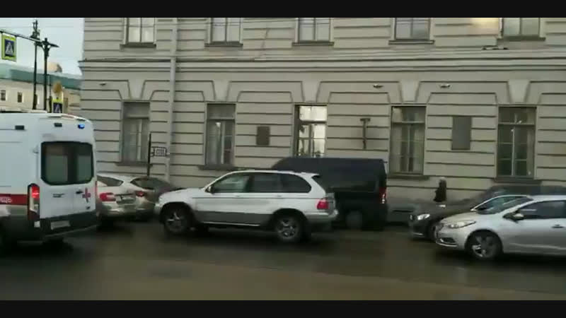 В питере полицаи не пустили скорую из за кортежа