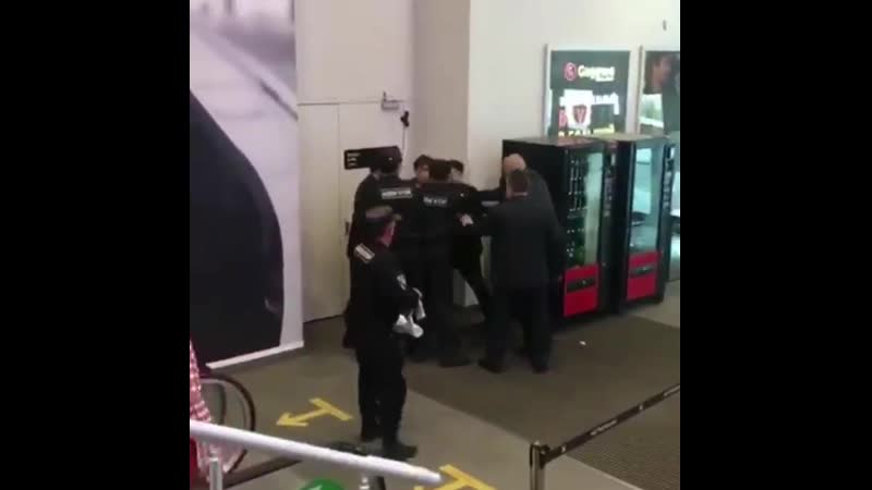 Охранники тц «метрополис» скручивают посетителя без маски